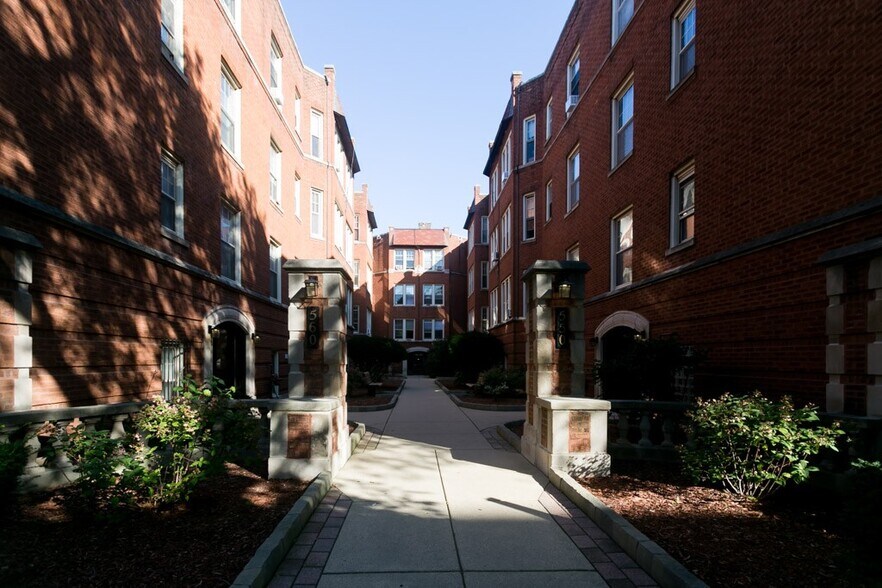 Primary Photo - 559 W Aldine Ave