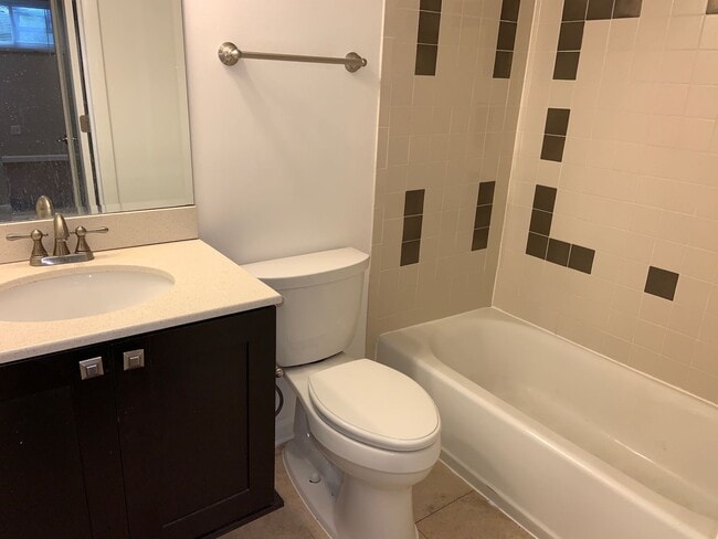 Building Photo - Spacious Two Bedroom Two Bathroom Petworth...