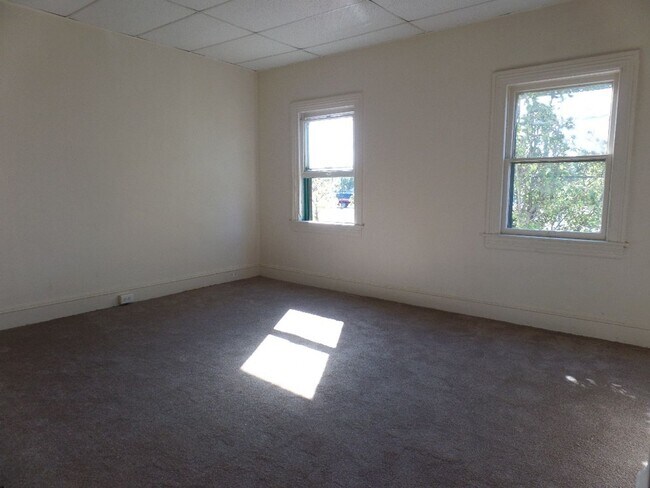 Building Photo - 2 Bedroom House w/ washer and dryer hook up