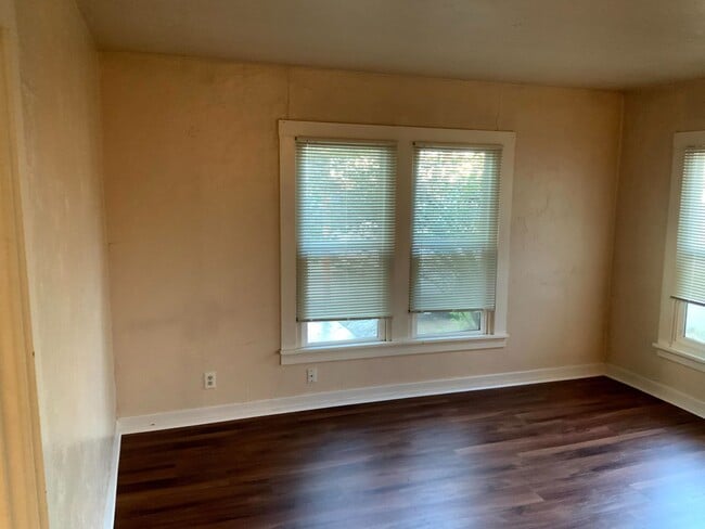 Building Photo - 1 Bedroom Duplex in Midtown Near the Whit