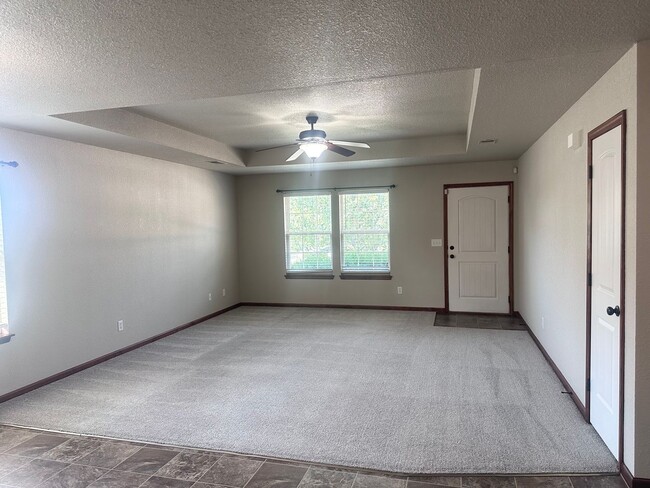 Building Photo - 108 SE Rose Garden Ln