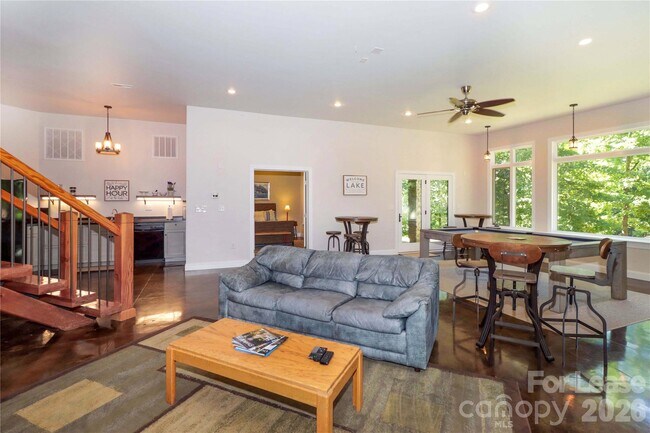 Building Photo - 111 Farmington Ln