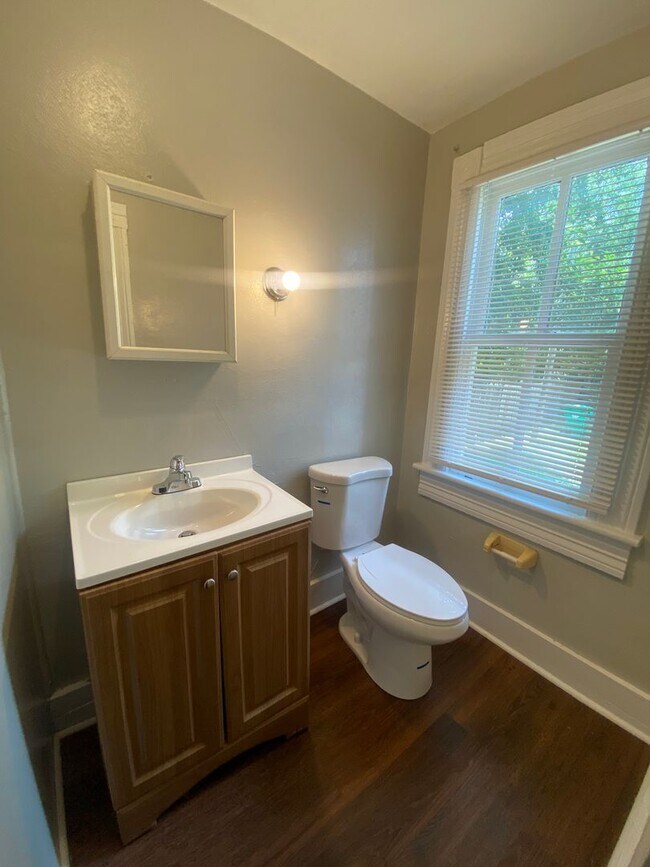 Building Photo - 405 River St