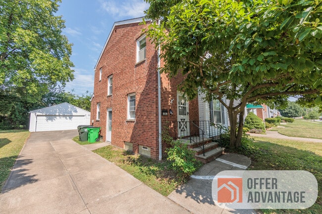 Building Photo - 376 E 215th St