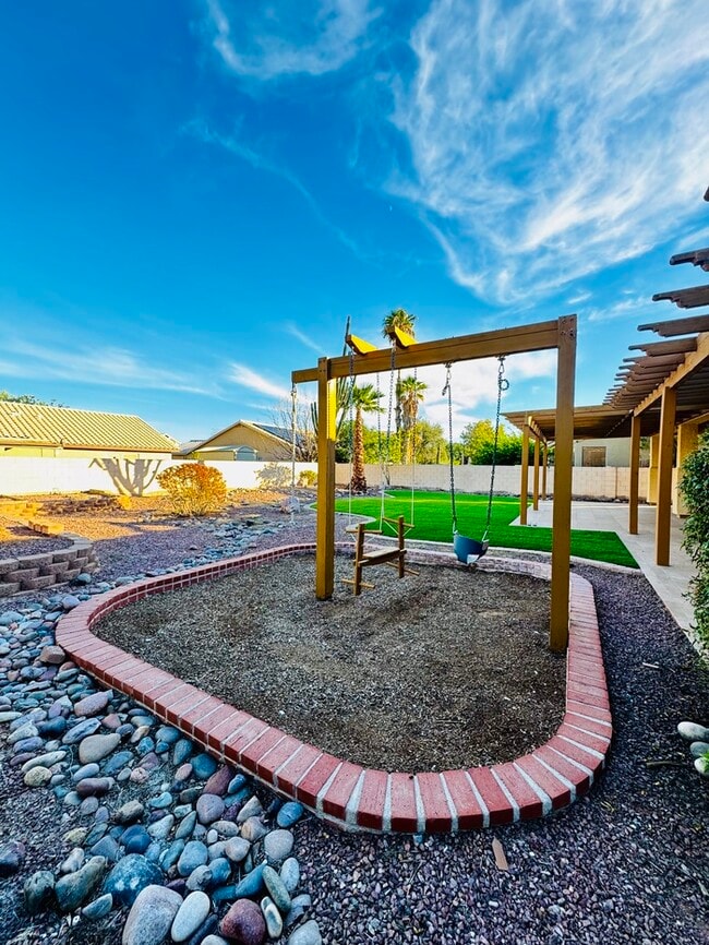 Building Photo - FOR RENT