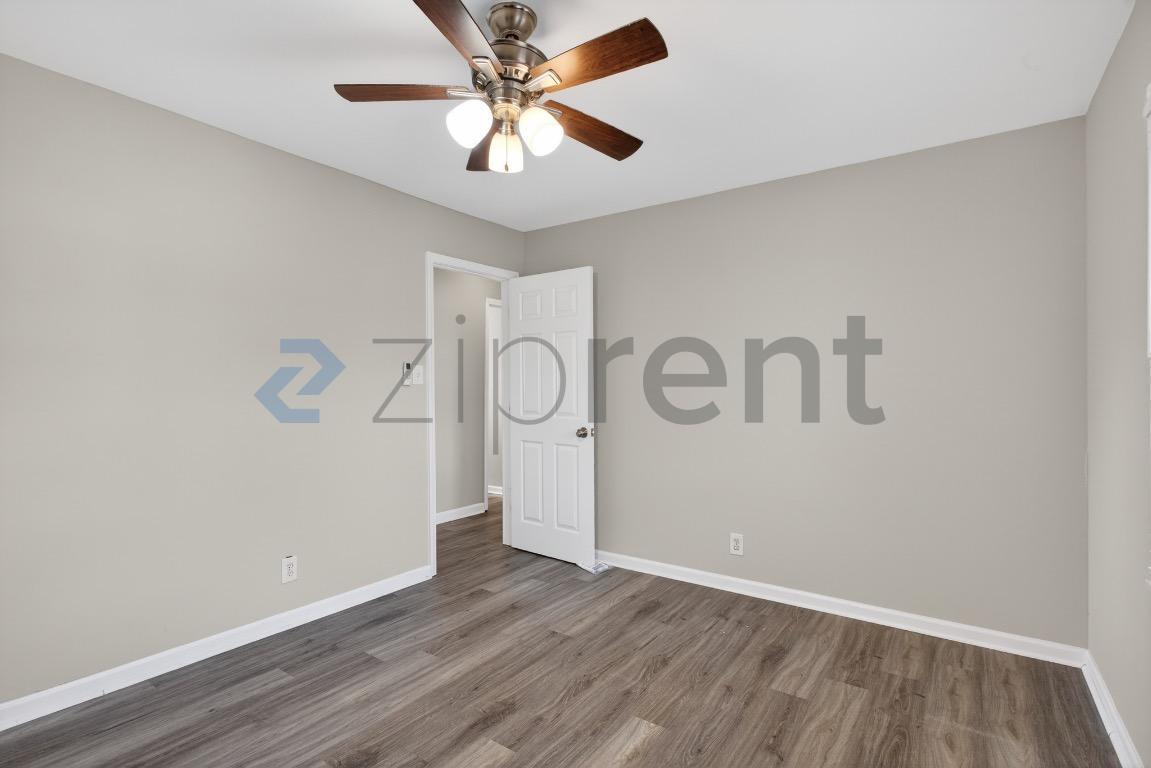 Building Photo - 586 Oakside Dr SW