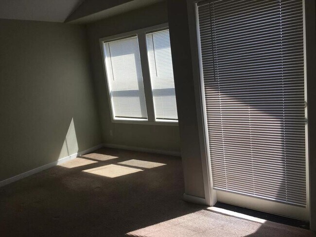 Building Photo - 475 SE 35th St