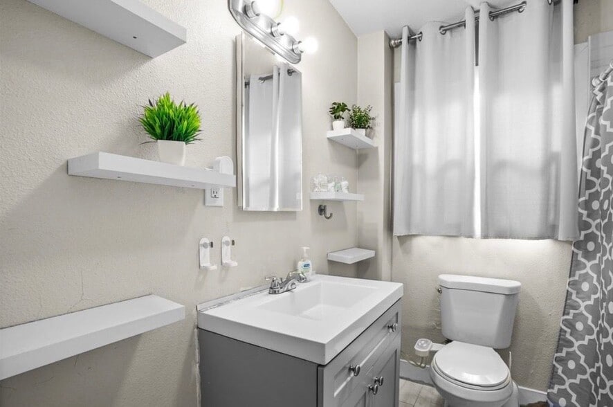 Building Photo - 80 Loma Vista Way