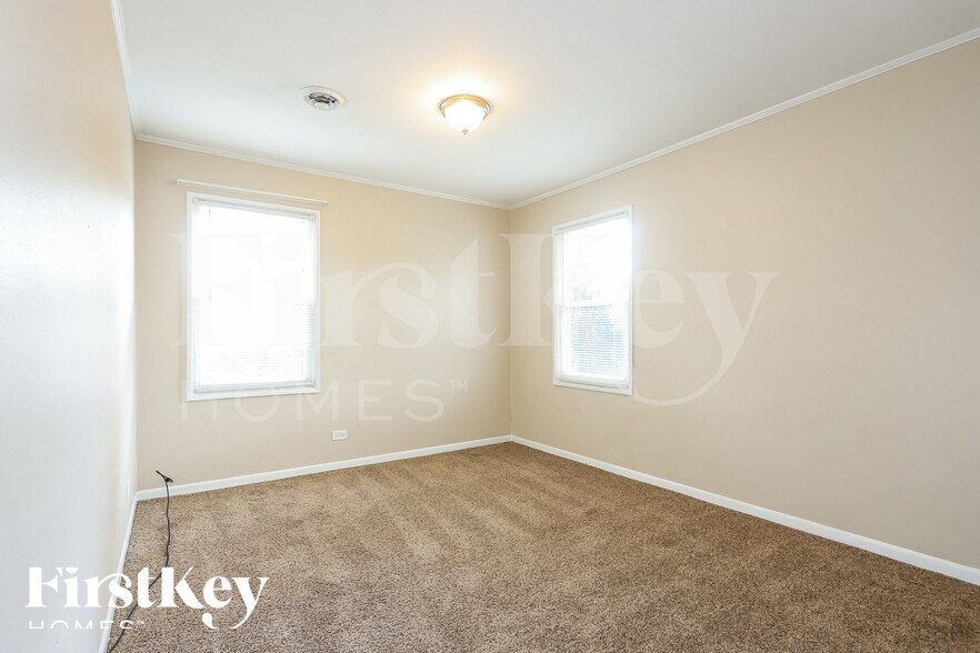 Building Photo - 374 Oswego St