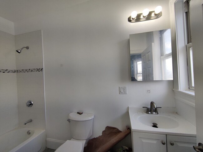 Building Photo - Brand New Unit, Central Heat, AC, In-Unit ...