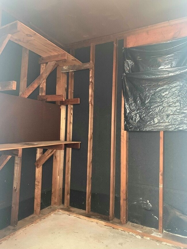 Building Photo - 2 Bedroom 1 Bathroom Home With Carport.