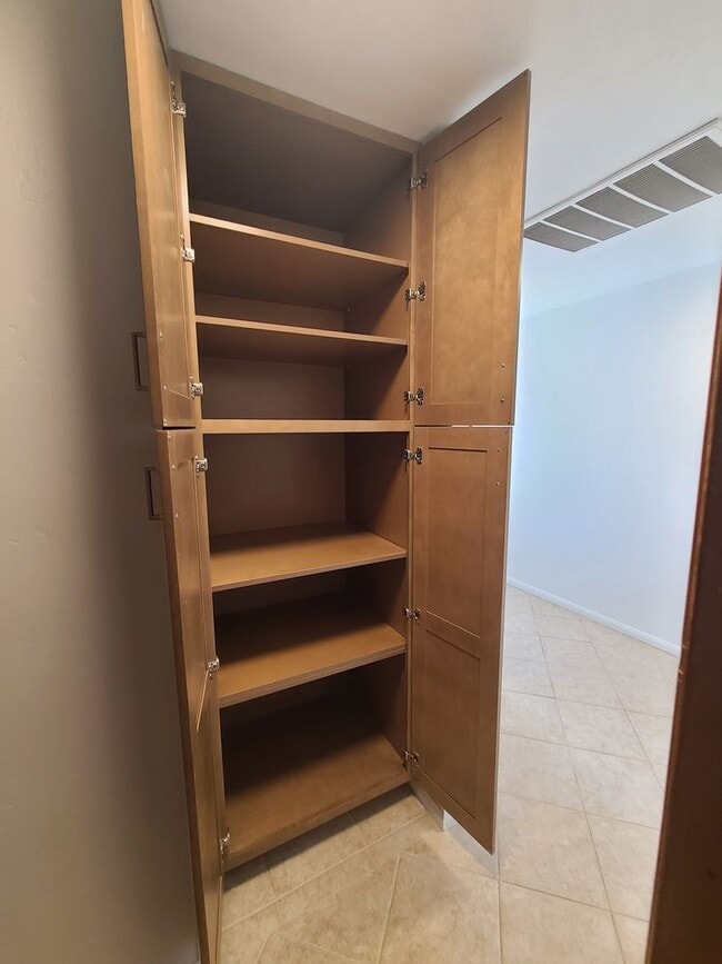 Building Photo - Spacious 4 bed 2 bath + 2 car garage & lar...