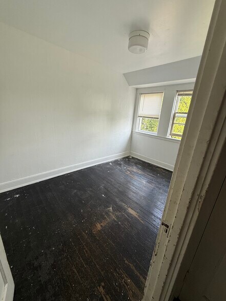 Building Photo - 1682 W 15th St