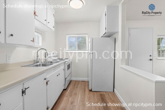 Building Photo - 424 Division St