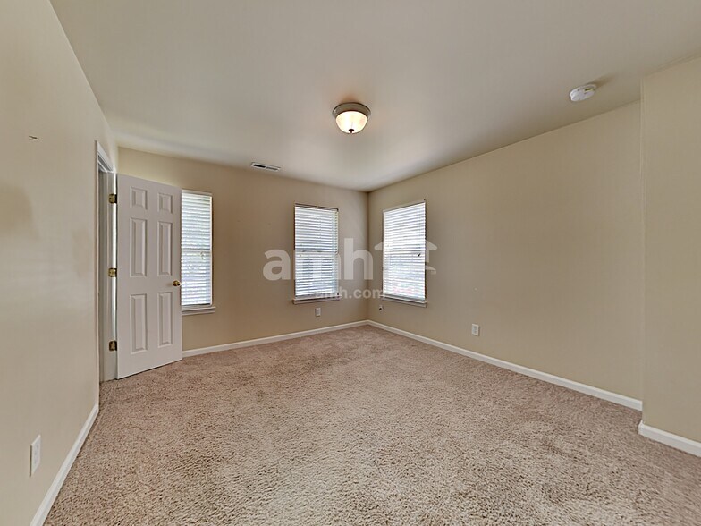Building Photo - 1038 Vanguard Dr