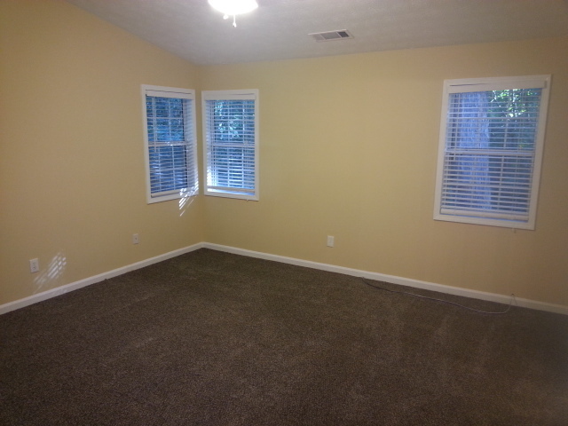 Building Photo - Lovely 3 BR / 2 Bath with Sunroom!