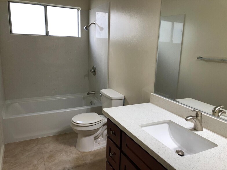 New model bathroom - 872 Gallatin Dr