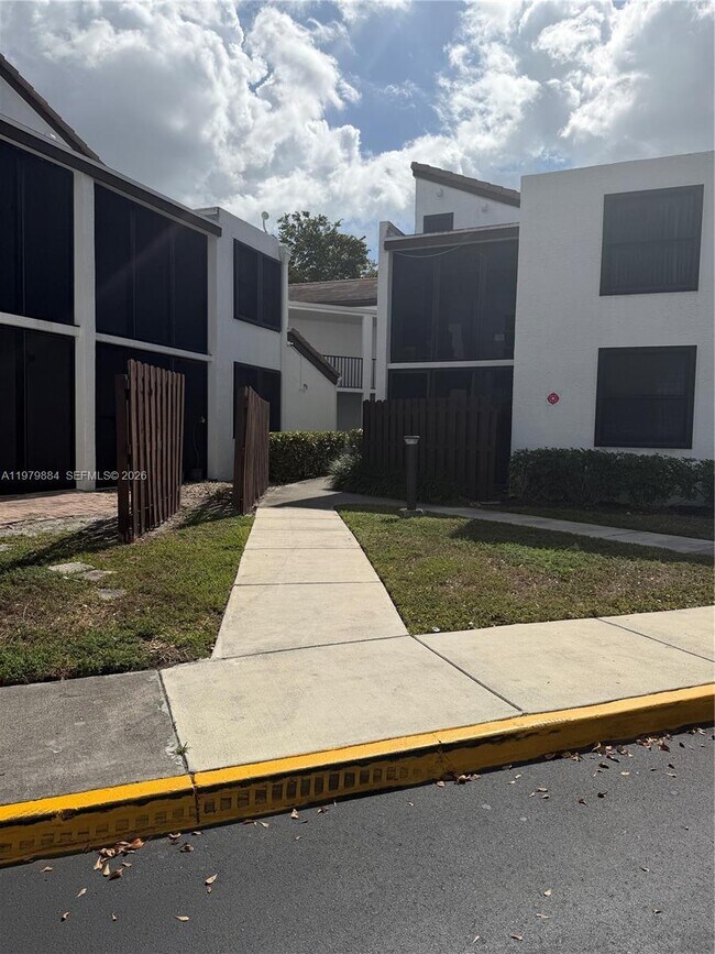 Building Photo - 215 Lake Pointe Dr