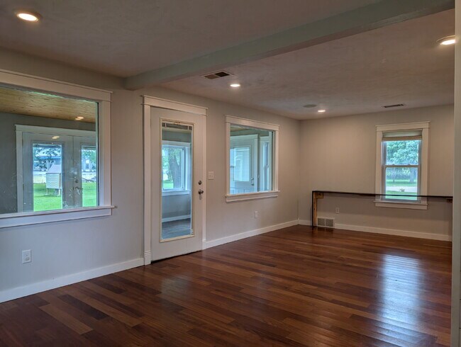 Building Photo - Beautiful 5 Bedroom 2 Bathroom Neenah Lake Home