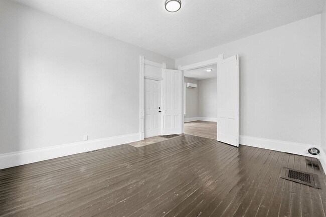 Building Photo - 2411 Fox Ave