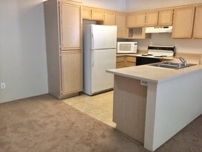 Building Photo - RB 2 Br 2 BathPetOK+washer+Dryer All Appl 2 Prkg spots>TEXT 858-774-1574