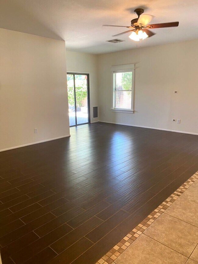Building Photo - **BEAUTIFUL 3BEDROOM/2BATHROOM HOME LOCATE...