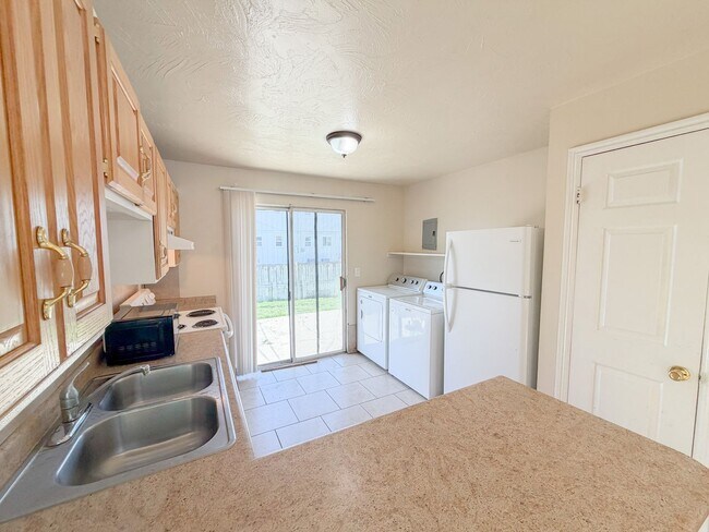 Building Photo - 2382 W Derby St