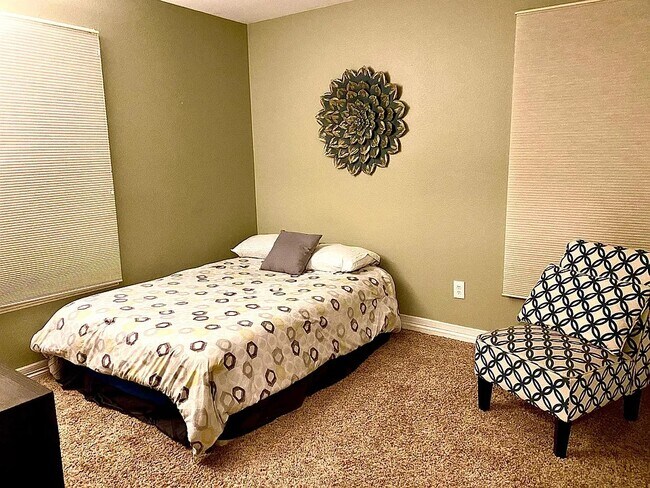 Bedroom available - 1996 S Cherry St