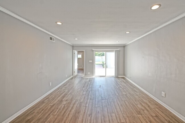 Building Photo - REMODELED, BRIGHT & AIRY 3BR2BA HOME W/ DETACHED GARAGE, CHARMING FRONT PORCH/YARD & HUGE REAR YA...