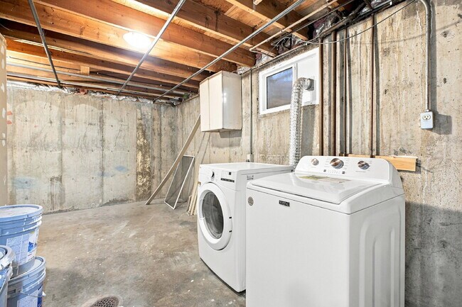 Building Photo - $2,240.95 with $300 Off the first month's rent, 4 Beds, 2 Baths, Triplex Unit in Littleton with W...