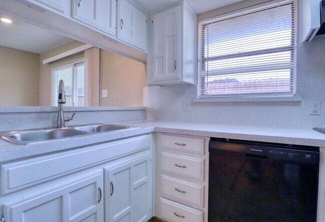 Building Photo - 413 Lakeway Dr