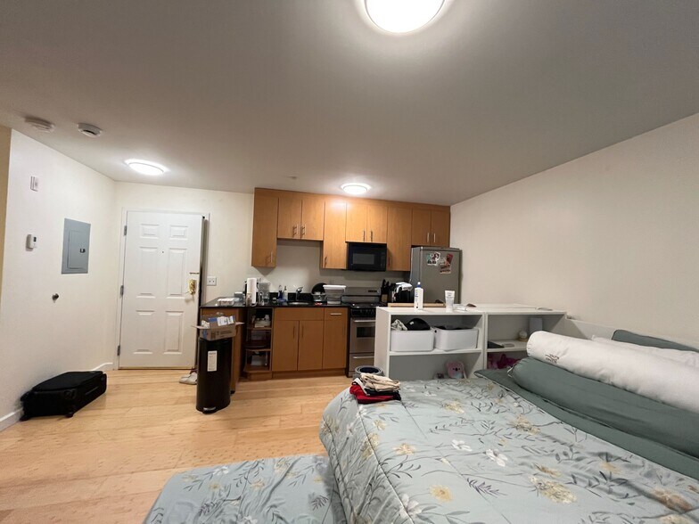 Building Photo - 461 Park Dr