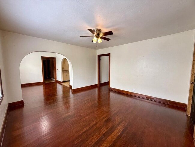 Building Photo - Welcome to this Beautiful Home in Downtown Paragould, AR!