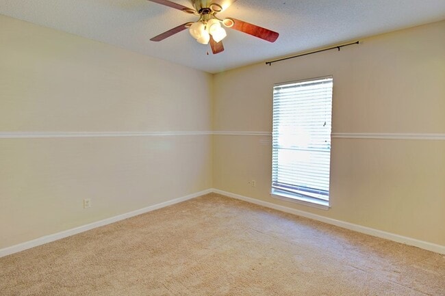 Building Photo - 809 Barrington Dr