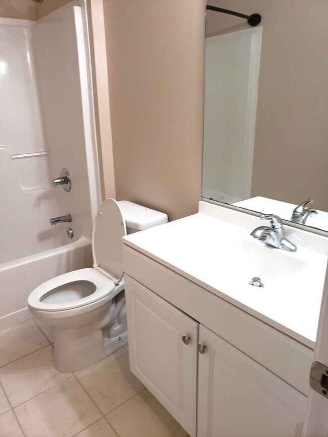 Building Photo - Beautiful home with Swimming Pool in the Hammocks. 4 bedroom 2 bath -Pool lawn service included!!!