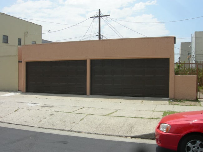 Garage Parking 2 cars - Easy parking - 464 N Orange Grove Ave