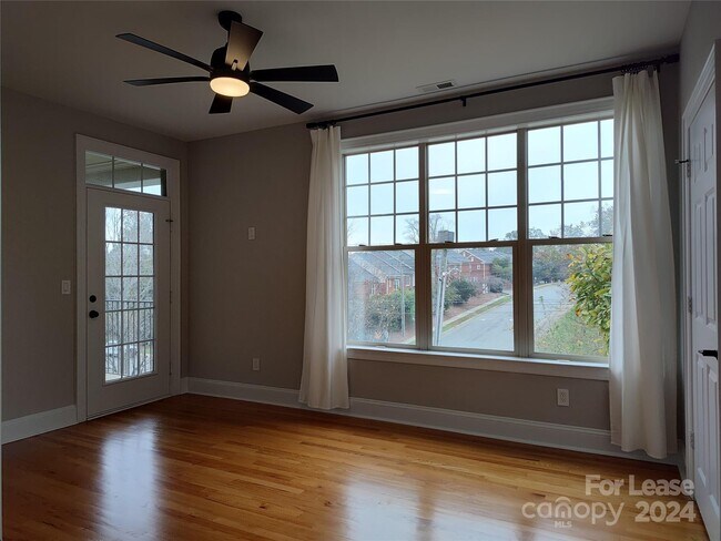 Building Photo - 1129 Park West Dr