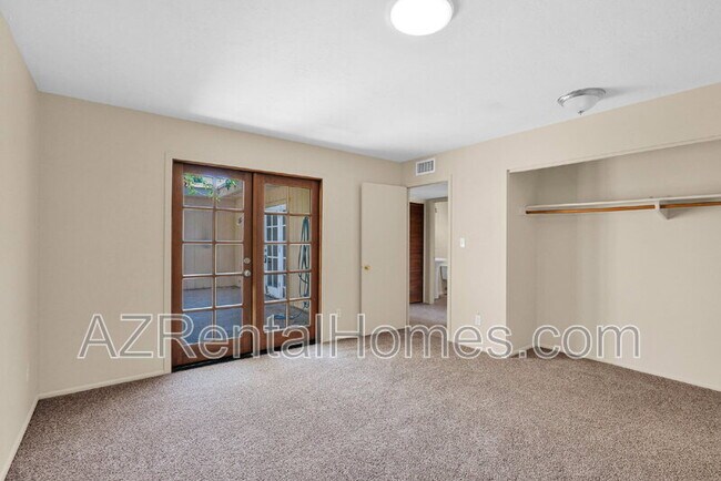 Building Photo - 1622 E Coronado Dr