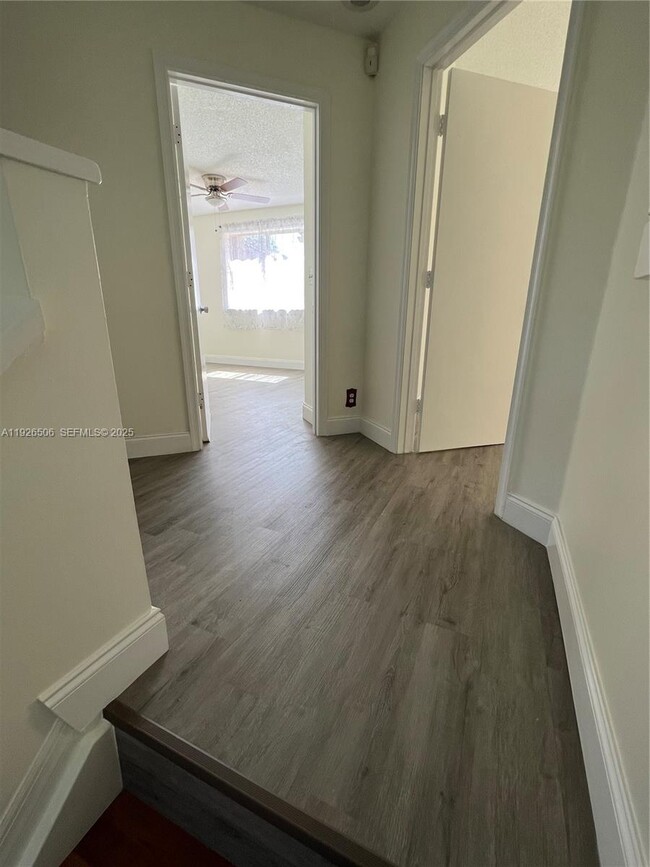 Building Photo - 11383 Lakeview Dr