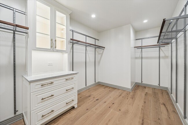 Building Photo - 1717 Bissonnet St