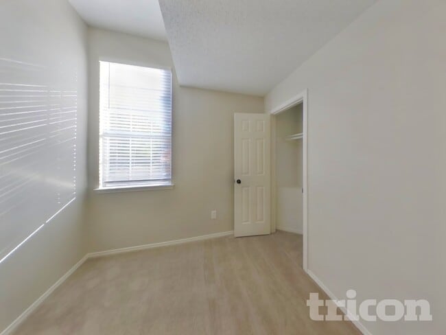 Building Photo - 513 Valley View Dr