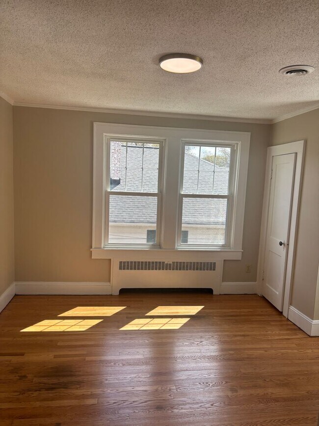 Building Photo - 1 Bedroom 1 Bathroom, Quadruplex, Gas Heat,Window units for AC, Water Included in the rent.