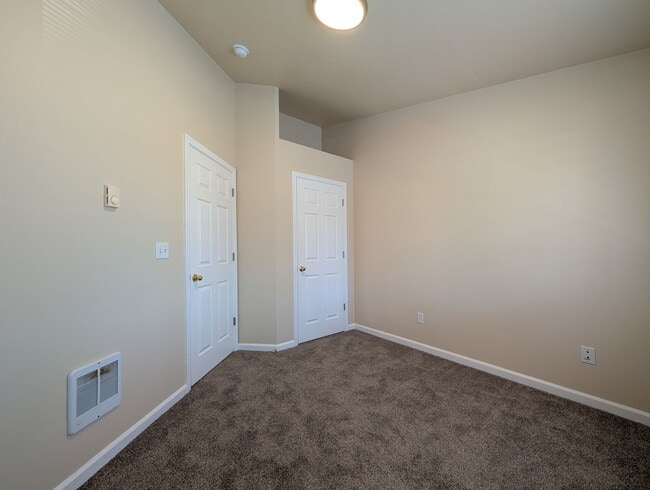 Building Photo - 3 bdrm/2 bthrm Duplex with Single Car Gara...