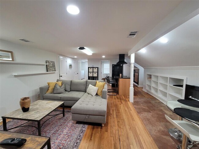 Building Photo - 2137 Madison Ave