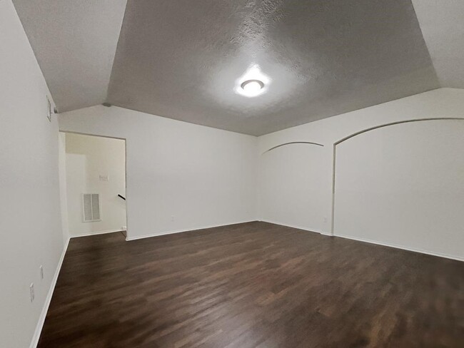 Building Photo - 2550 Riverway Dr