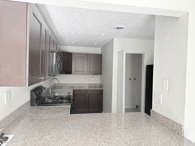 Building Photo - 2645 Riverland Dr