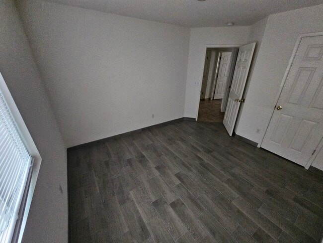 Building Photo - 744 S Roche St