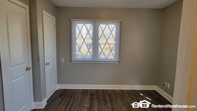 Building Photo - 131 Oak Dr SW