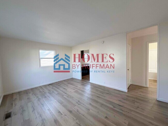 Building Photo - Three Bedroom House | Move in Ready