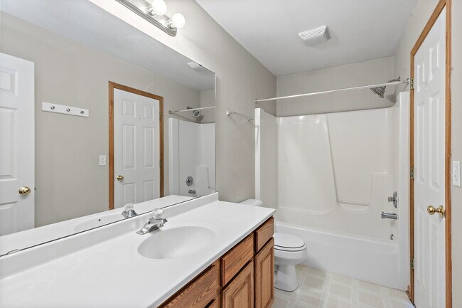 Building Photo - 1541 Moluf St